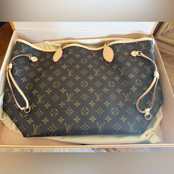Louis Vuitton Neverfull MM Monogram Tote - Picture 3 of 10